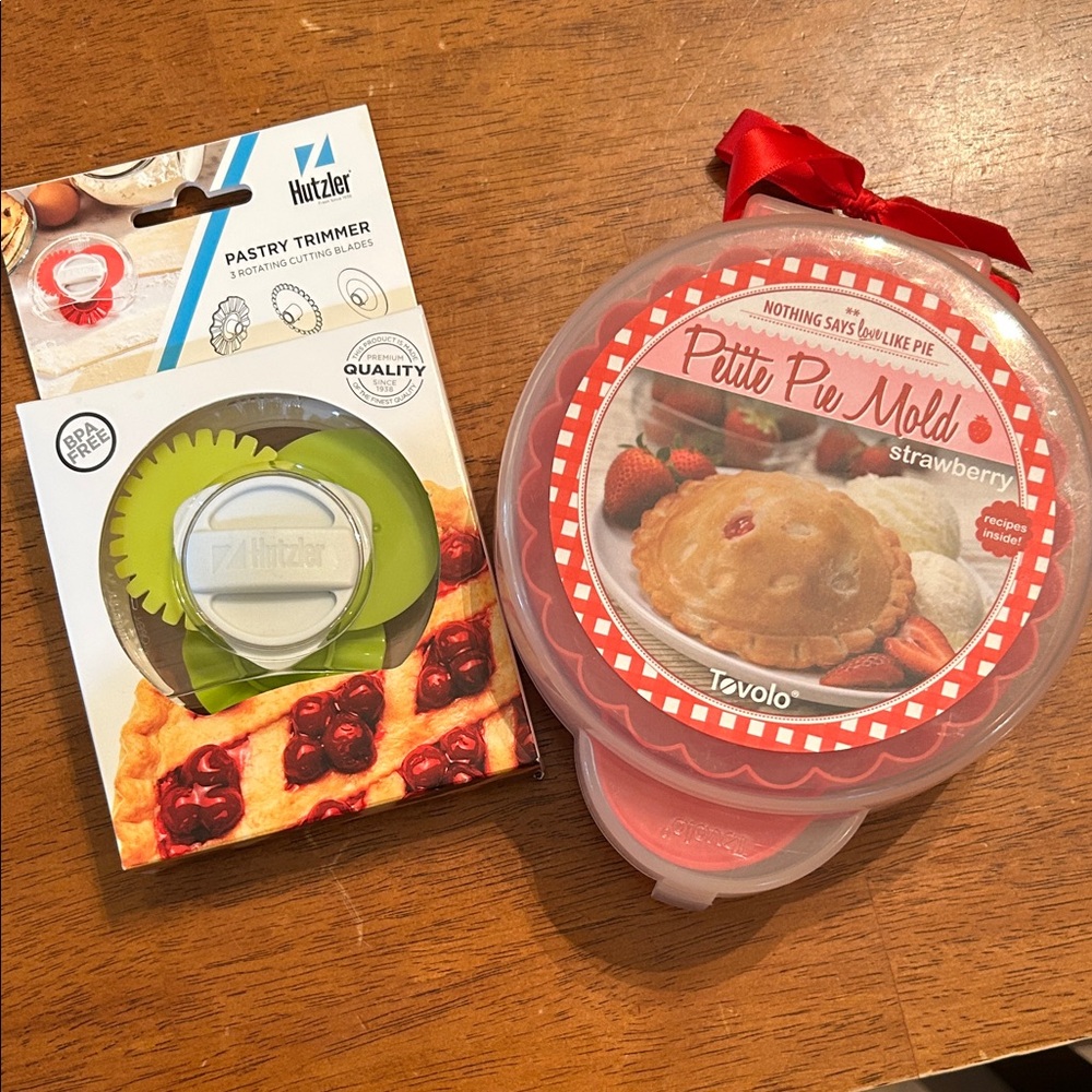 Tovolo Petite Pie Mold and Hutzler Pastry Trimmer Set - Red and Green -New!